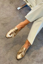 BEATRICE | LOAFERS IN GOUD MET METALLIC GLANS EN KWASTJES