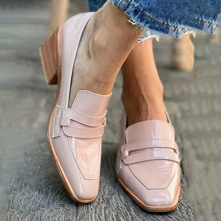 MARIT | GLANZENDE MOCASSINS MET BREDE HAK