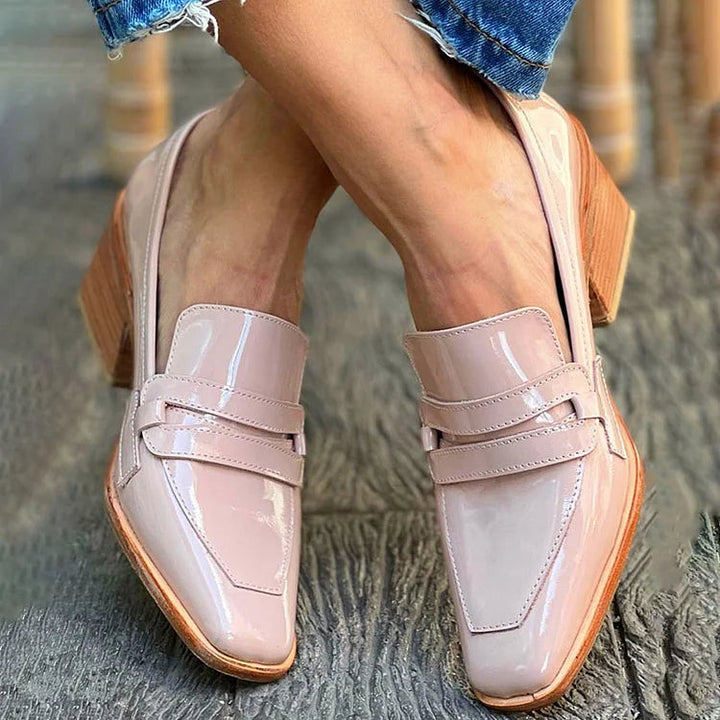 MARIT | GLANZENDE MOCASSINS MET BREDE HAK