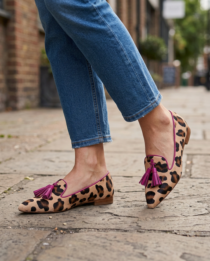 HILDE | MOCASSINS MET LUIPAARDPRINT EN FUCHSIA KWASTJES
