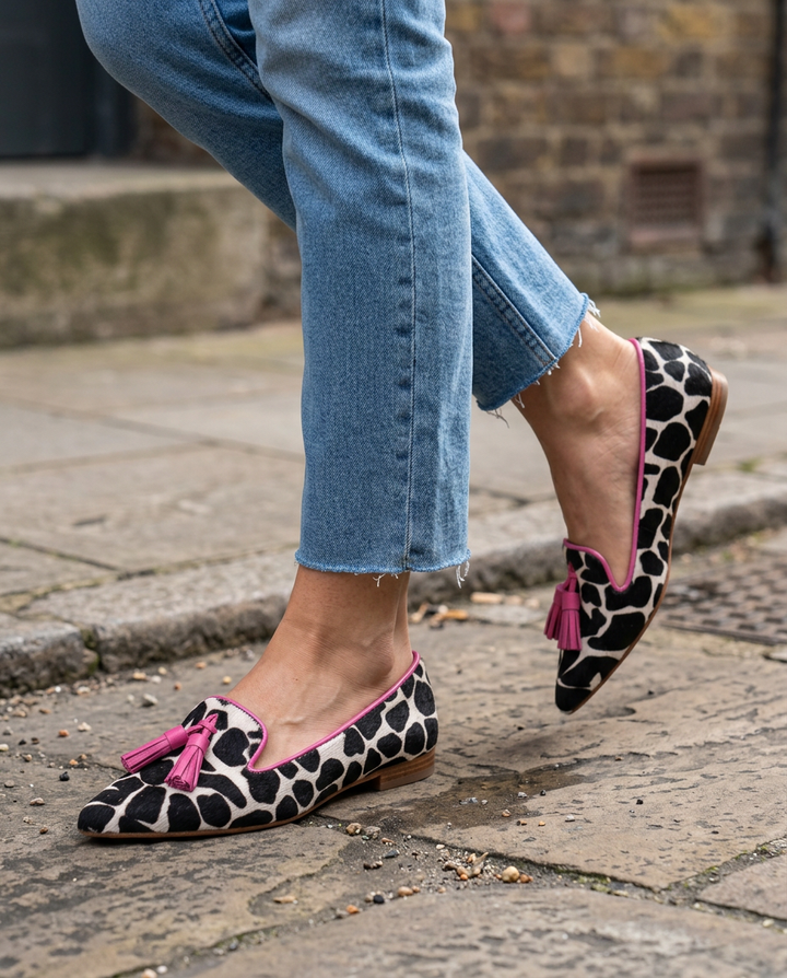 MARLIES | MOCASSINS MET KOEIENPRINT EN ROZE KWASTJES