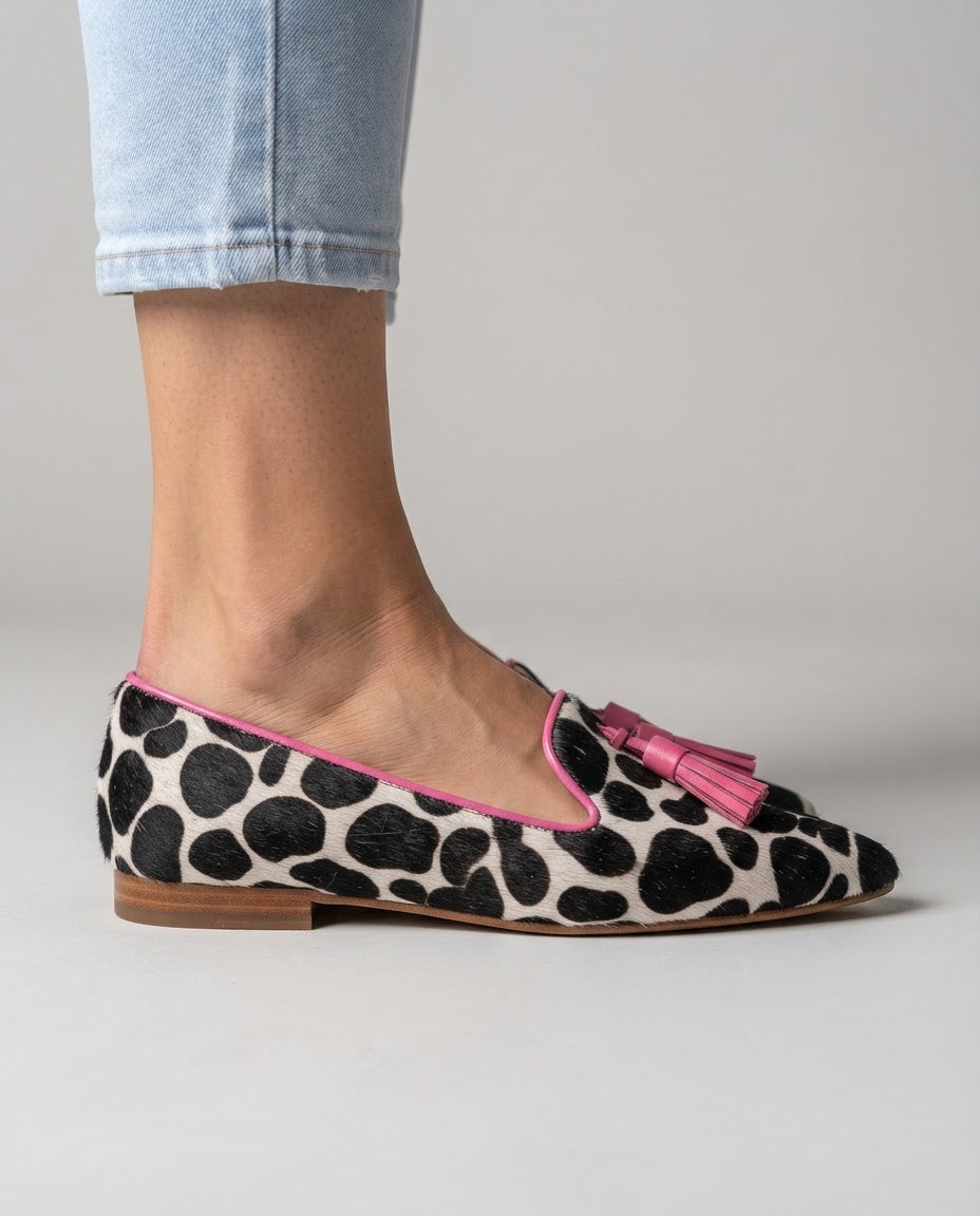 MARLIES | MOCASSINS MET KOEIENPRINT EN ROZE KWASTJES