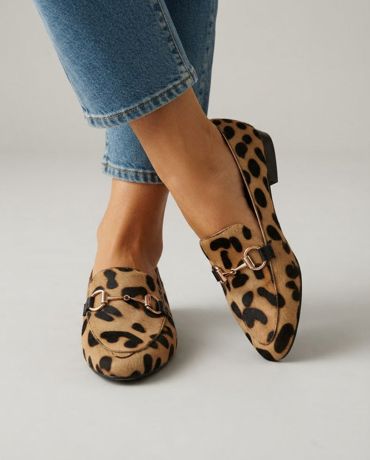 CAROLIEN | MOCASSINS MET LUIPAARDPRINT EN GOUDEN BIT