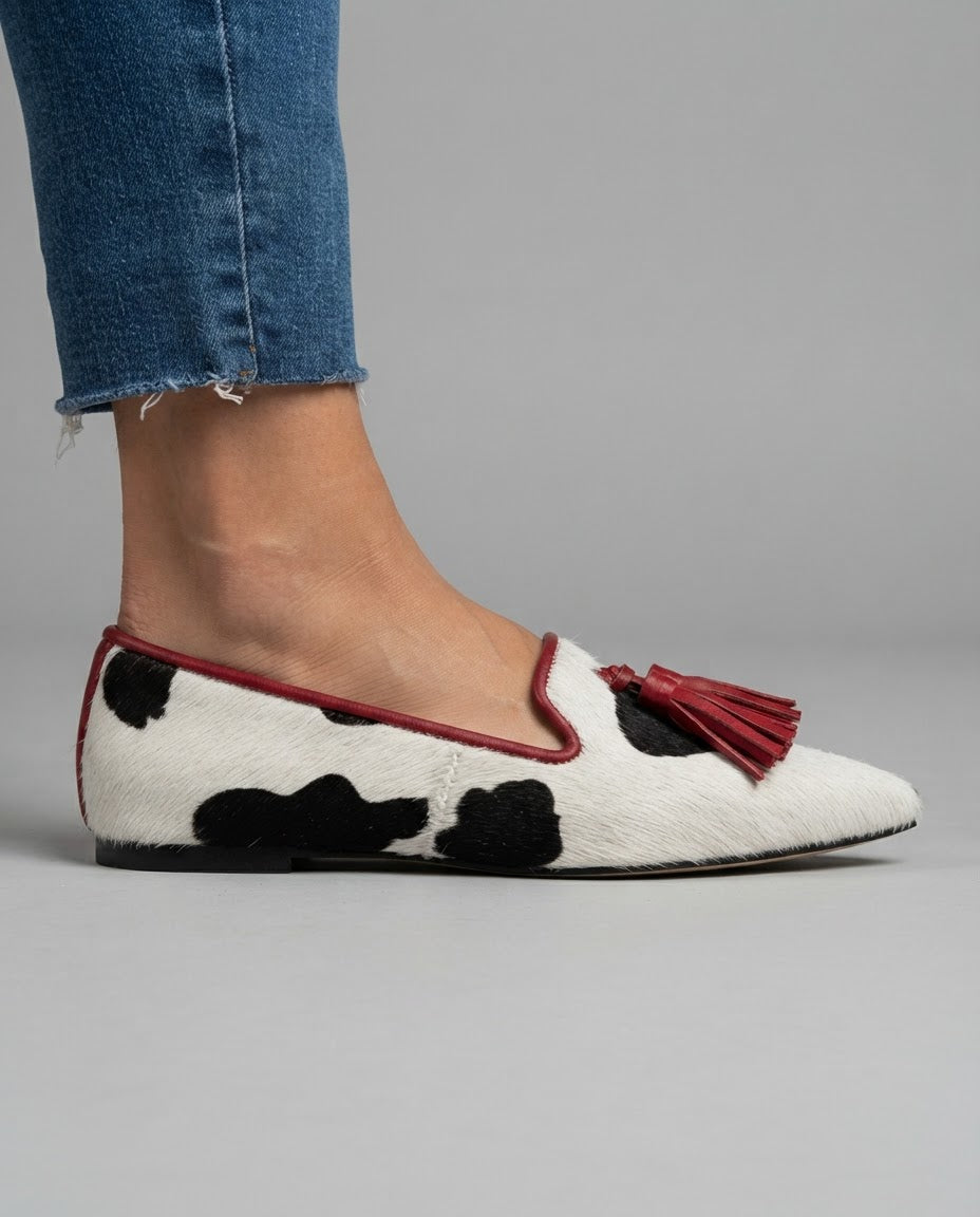 ANNE | MOCASSINS MET KOEIENPRINT EN RODE KWASTJES