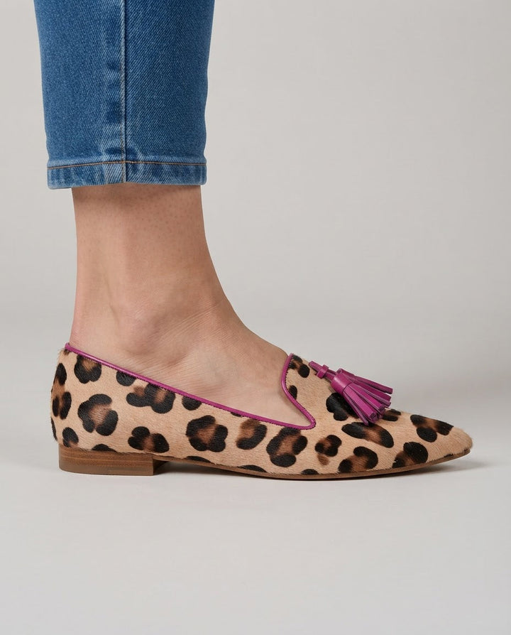 HILDE | MOCASSINS MET LUIPAARDPRINT EN FUCHSIA KWASTJES