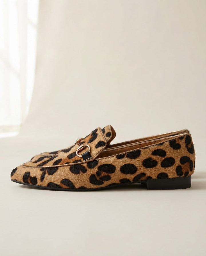 CAROLIEN | MOCASSINS MET LUIPAARDPRINT EN GOUDEN BIT