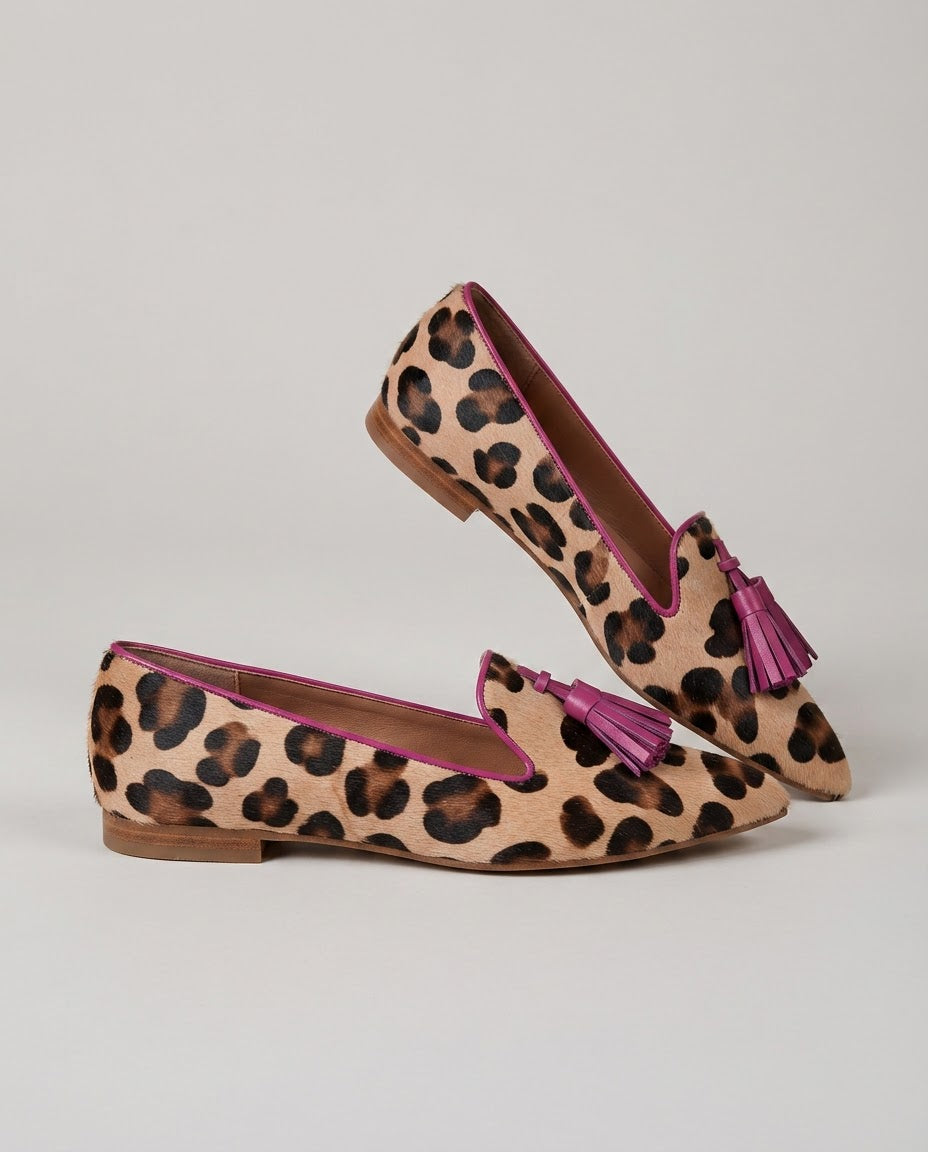HILDE | MOCASSINS MET LUIPAARDPRINT EN FUCHSIA KWASTJES