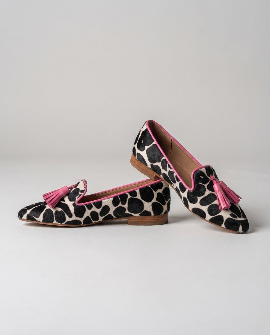 MARLIES | MOCASSINS MET KOEIENPRINT EN ROZE KWASTJES
