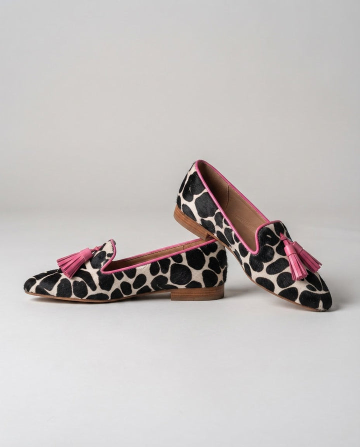 MARLIES | MOCASSINS MET KOEIENPRINT EN ROZE KWASTJES