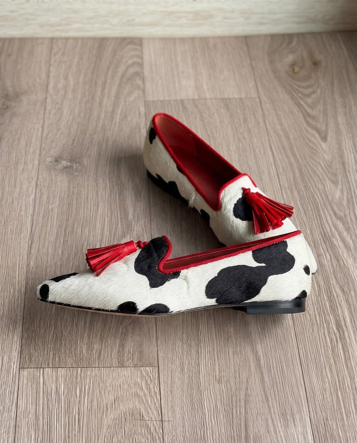 ANNE | MOCASSINS MET KOEIENPRINT EN RODE KWASTJES
